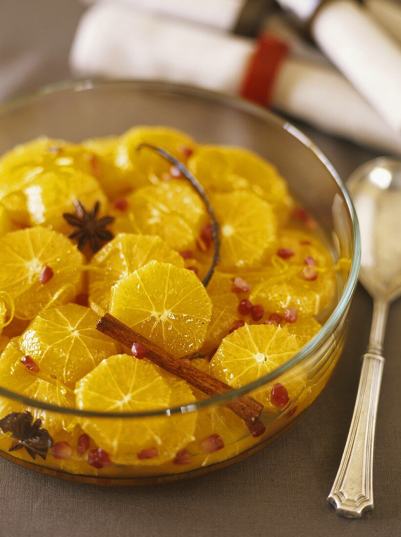 Orangensalat mit Granatapfelkernen, Zimt und Sternanis