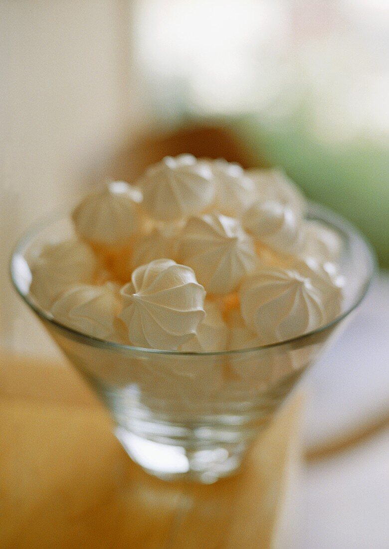 Baiserplätzchen in Glasschale