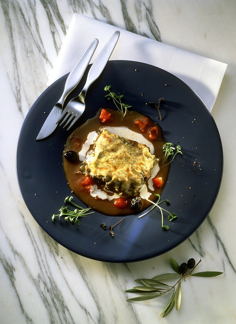 Auberginenmoussaka mit schwarzen Oliven