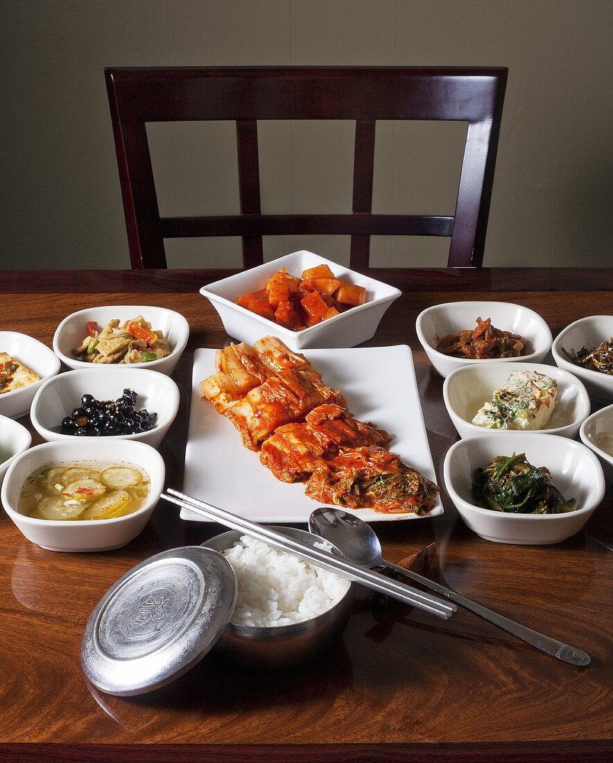 Kimchi mit Beilagen im Restaurant (Korea)