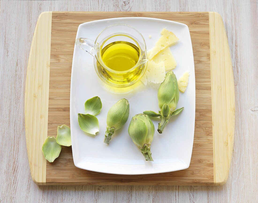 Mini-Artischocken mit Olivenöl und gehobeltem Parmesan