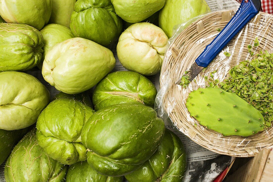 Chayote und Nopalesblatt im Körbchen