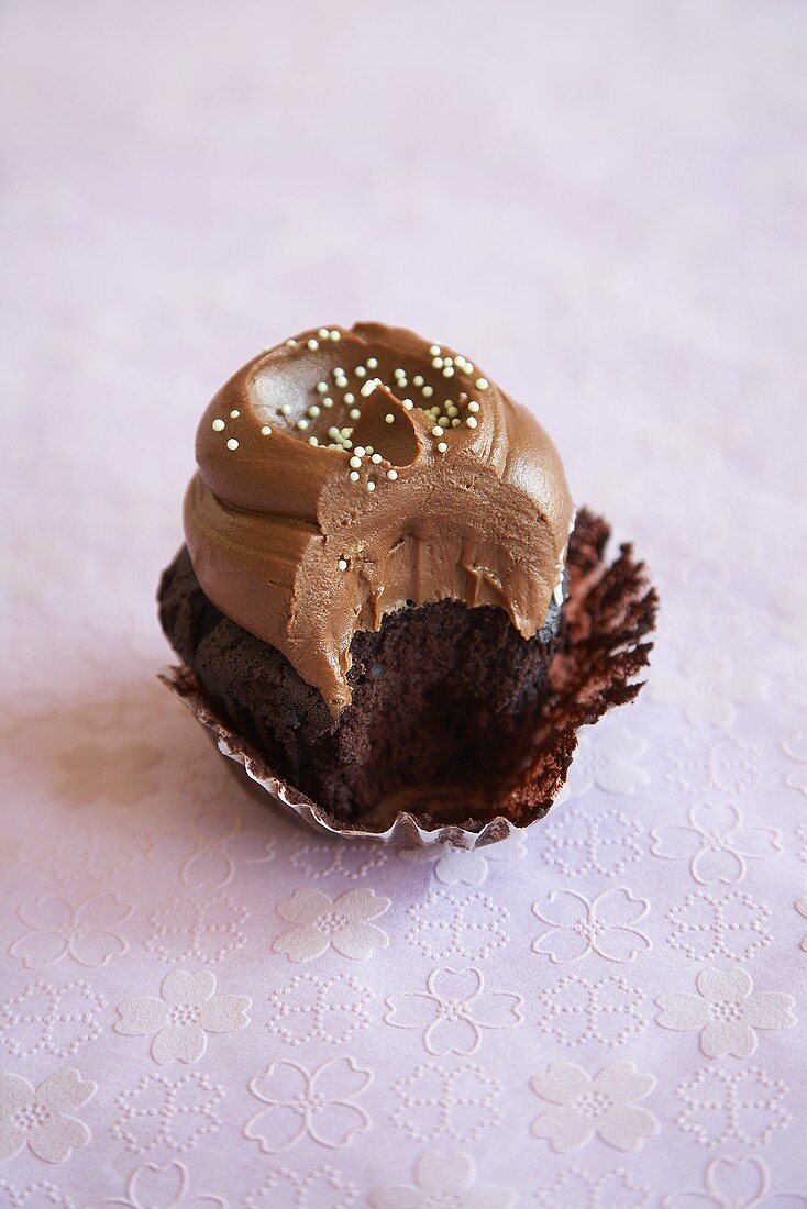 Mini Schokoladen-Cupcake, angebissen