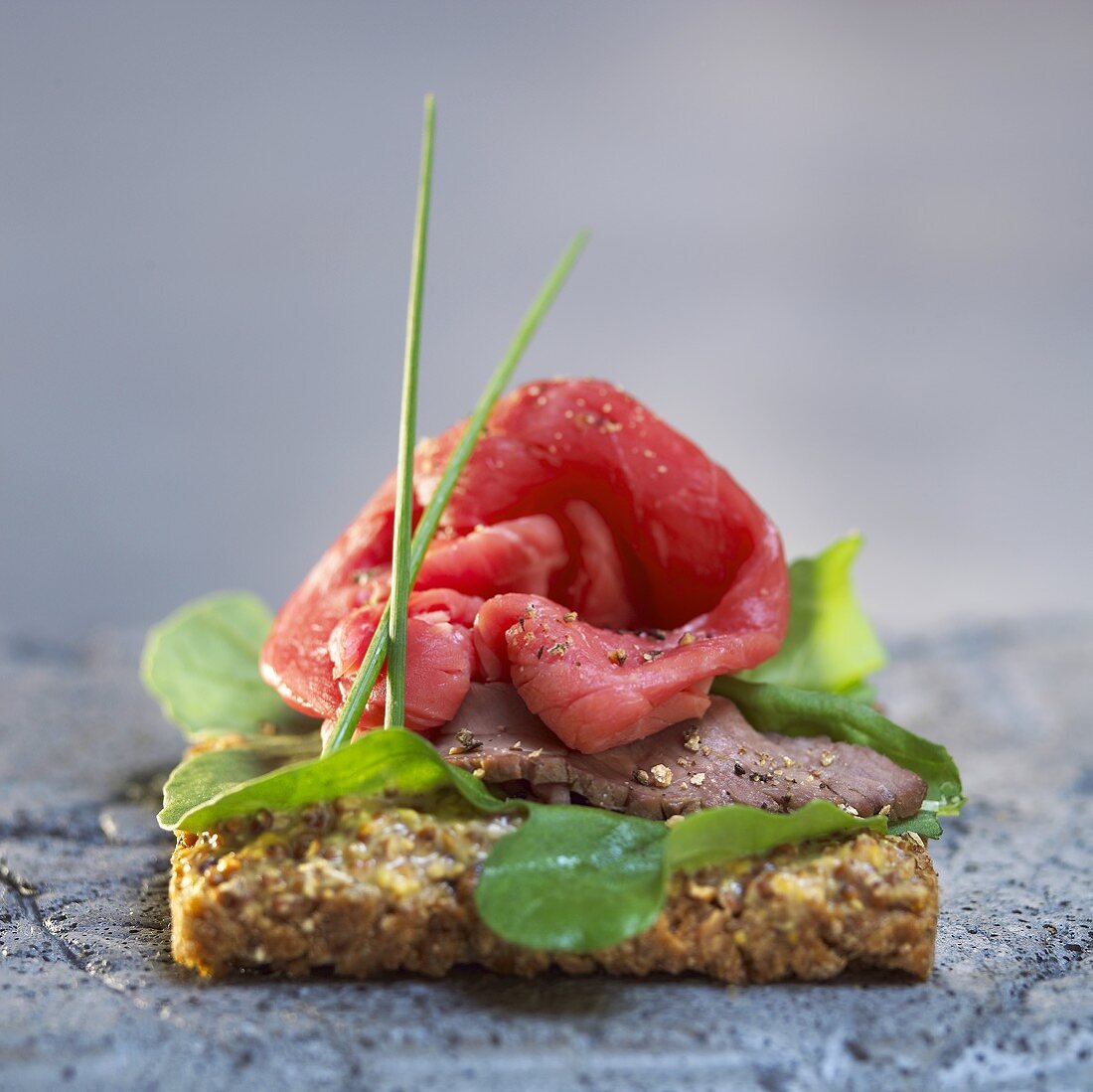 Roggenbrot mit Roastbeef und Rucola