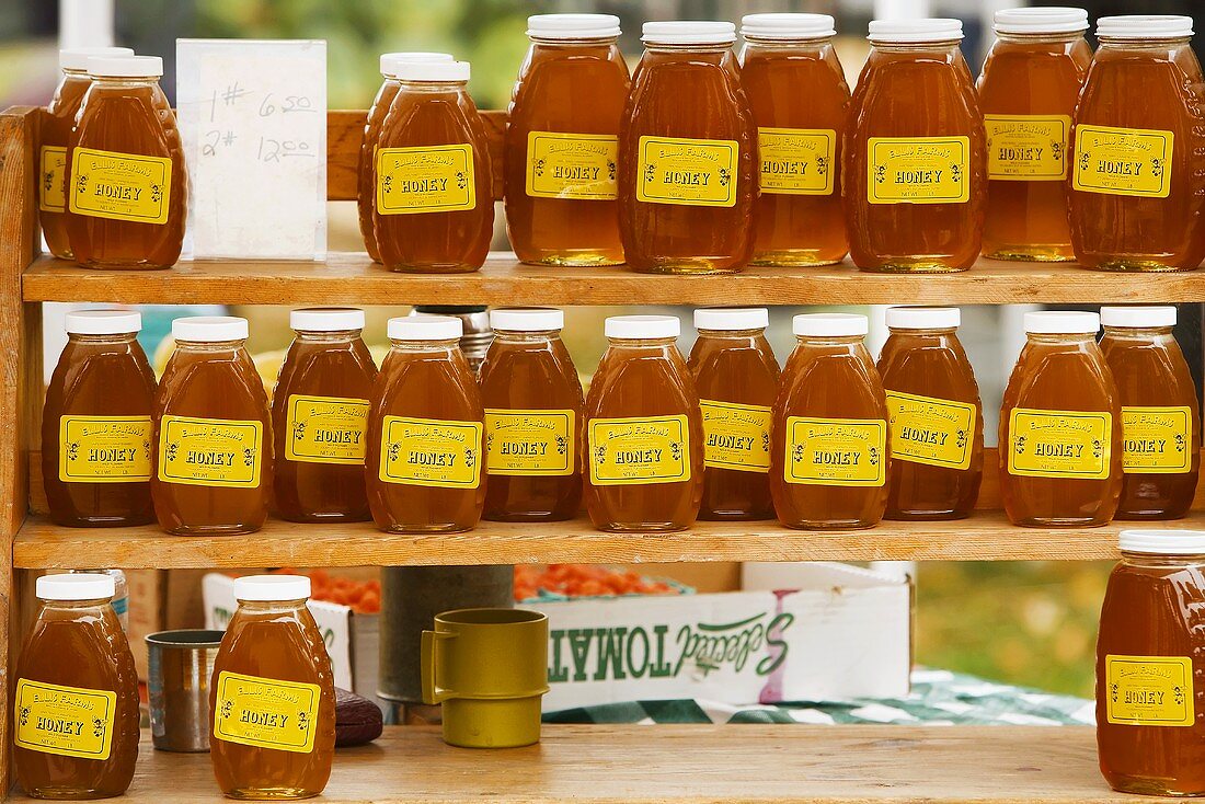 Viele Honiggläser auf dem Bauernmarkt