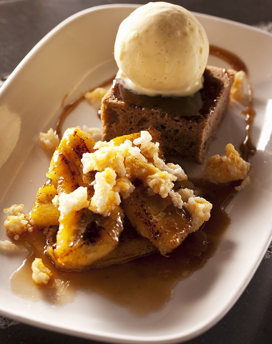 Bananas Foster (Bananendessert aus New Orleans) mit Brownie und Vanilleeis