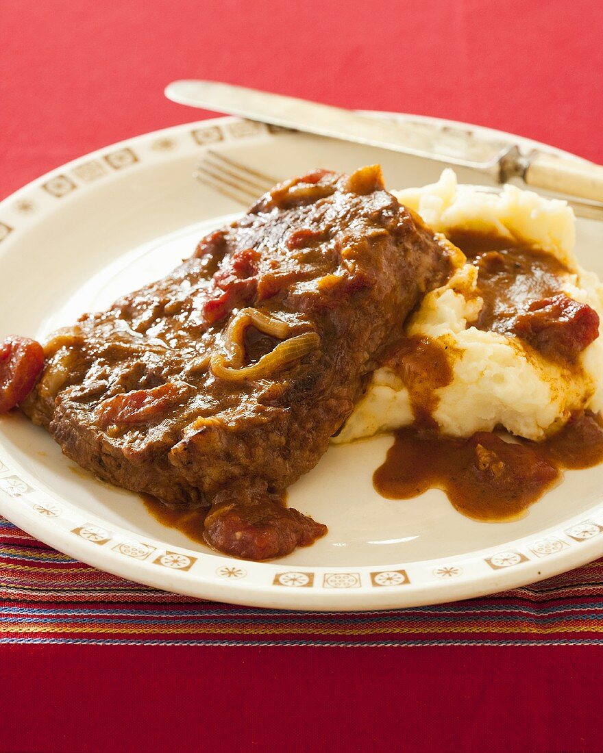 Hacksteak mit Tomatensauce und Kartoffelpüree