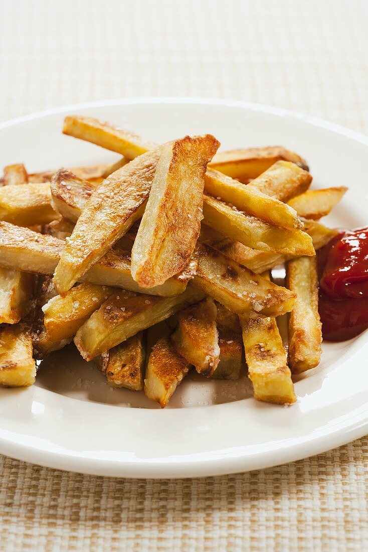 Pommes frites mit Ketchup