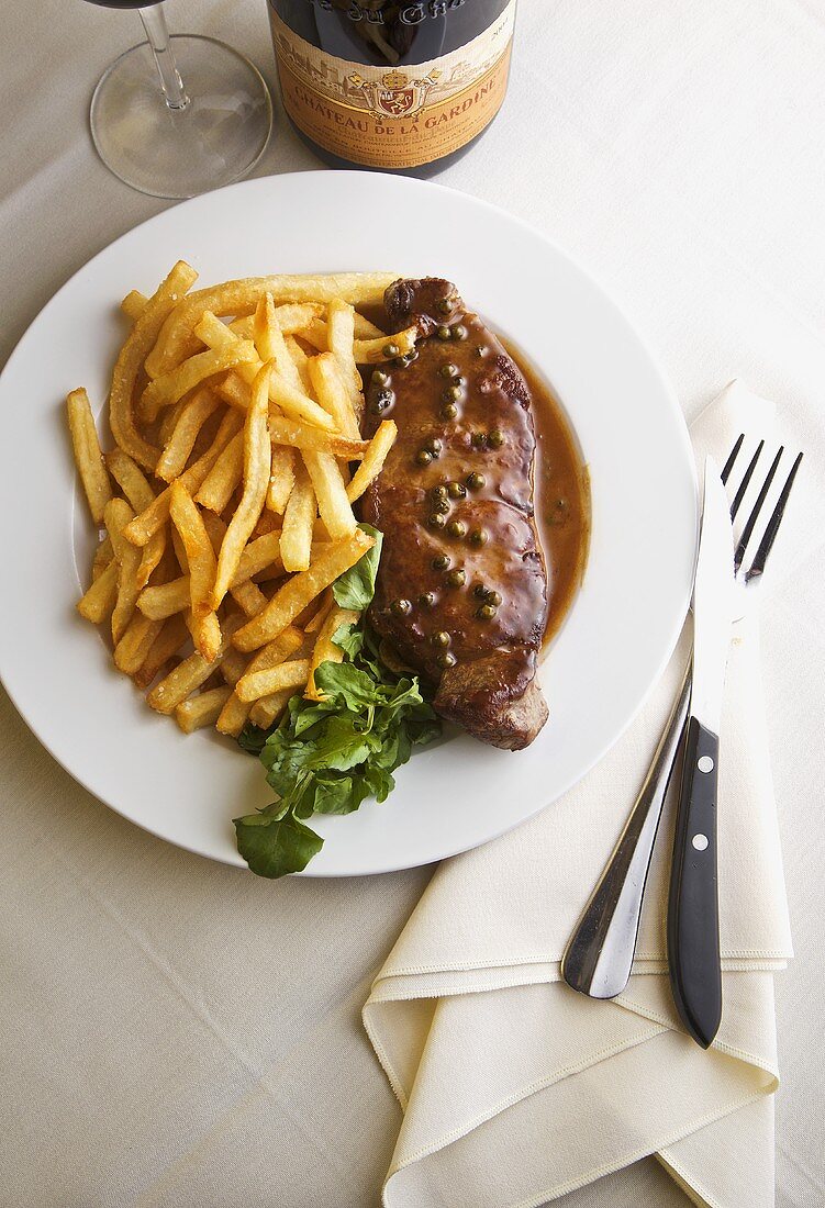 Steak mit Pfeffersauce und Pommes frites