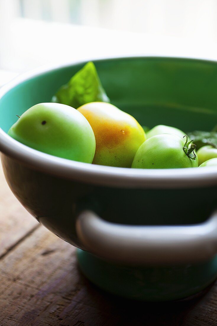 Grüne Tomaten in Keramikschale