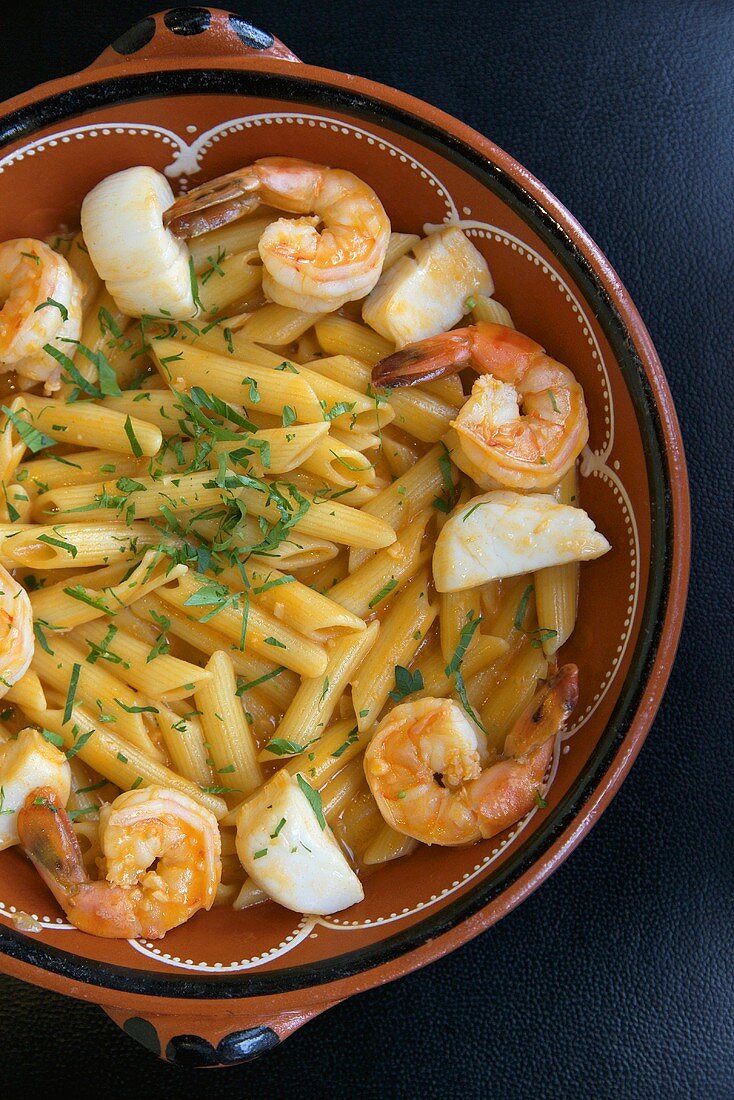 Penne mit Shrimps und Jakobsmuscheln in Cachacasauce