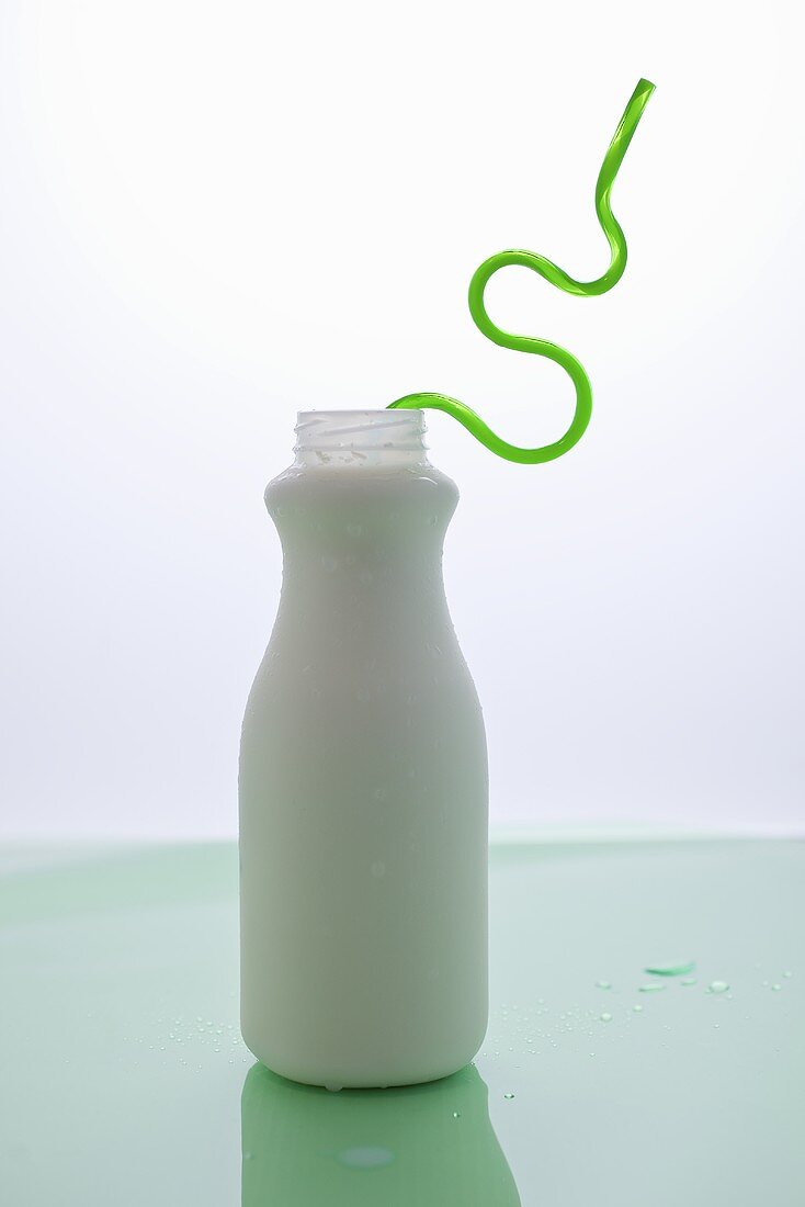 Milchflasche mit lustigem Trinkhalm