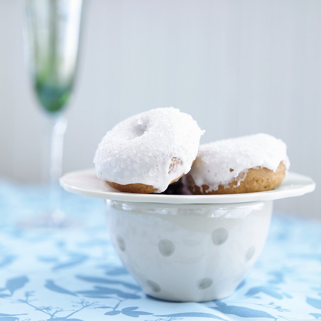 Dougnuts mit weisser Glasur auf Untertasse