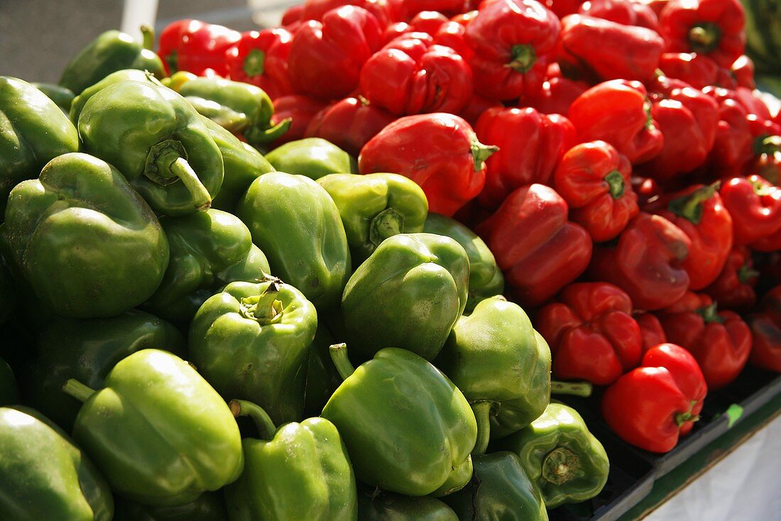 Rote und grüne Paprikaschoten auf dem Markt