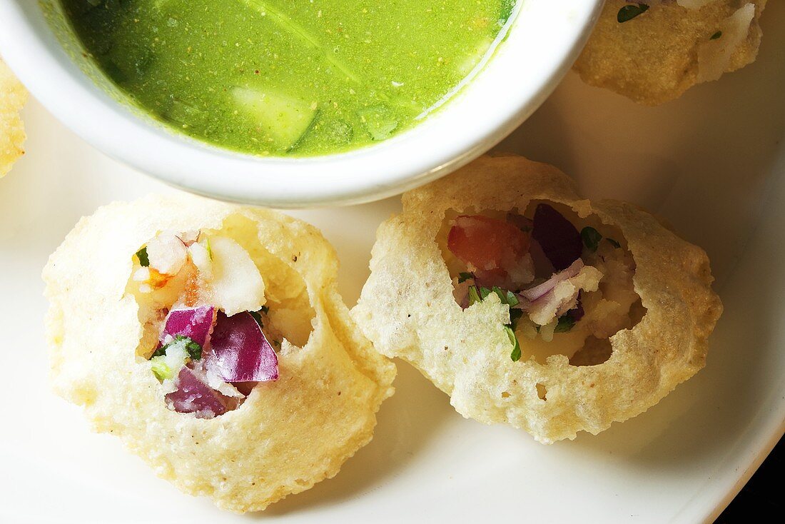 Pani Poori (gefüllte Brote, Indien) mit Dip