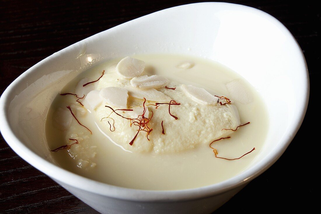 Rasmalai (Quarkklösschen in Milchsauce, Indien)