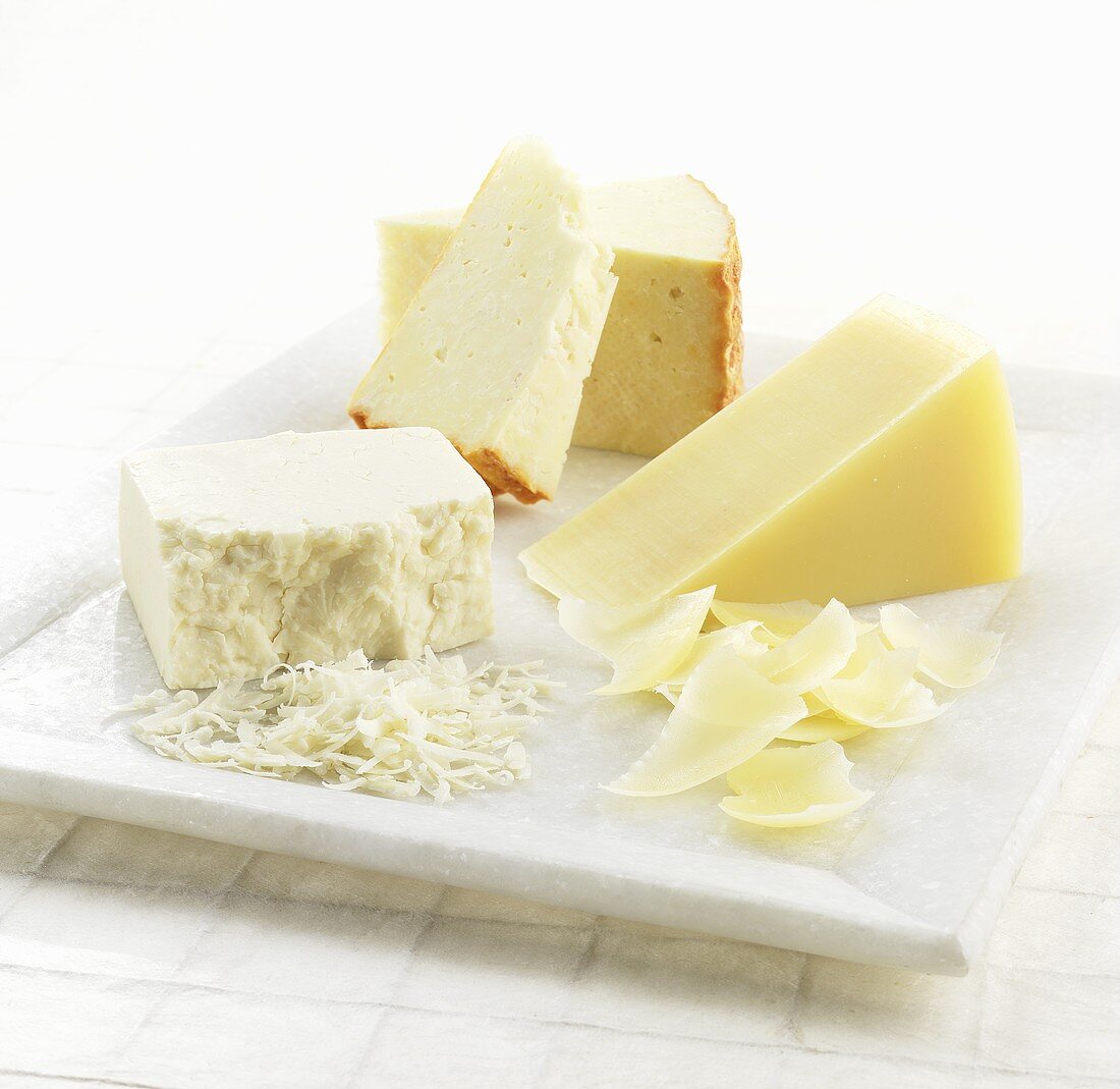 Verschiedene Käsestücke auf weißem Teller