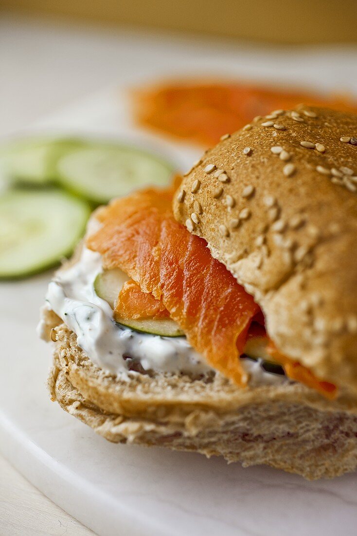 Sesambrötchen mit Räucherlachs und Gurke