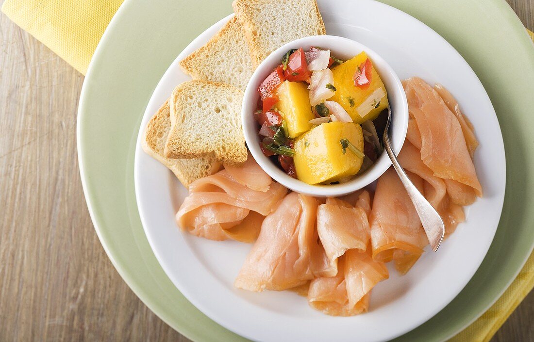 Geräucherter Lachs, Mangosalsa und Brotscheiben