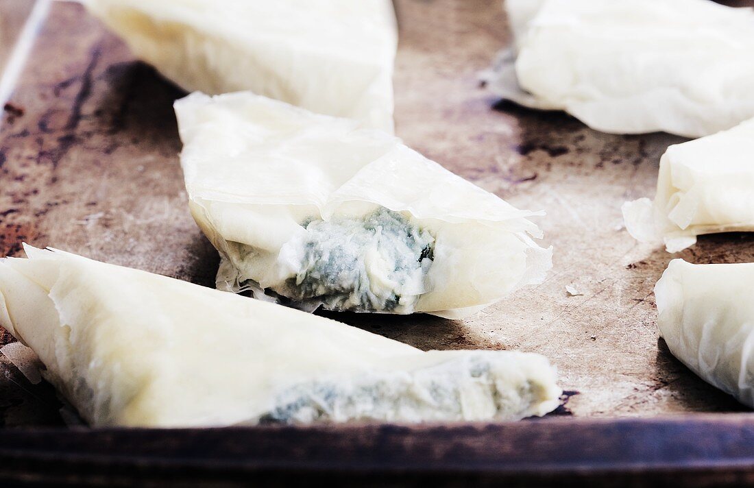 Filoteigtaschen mit Spinat-Schafskäse-Füllung auf Backblech