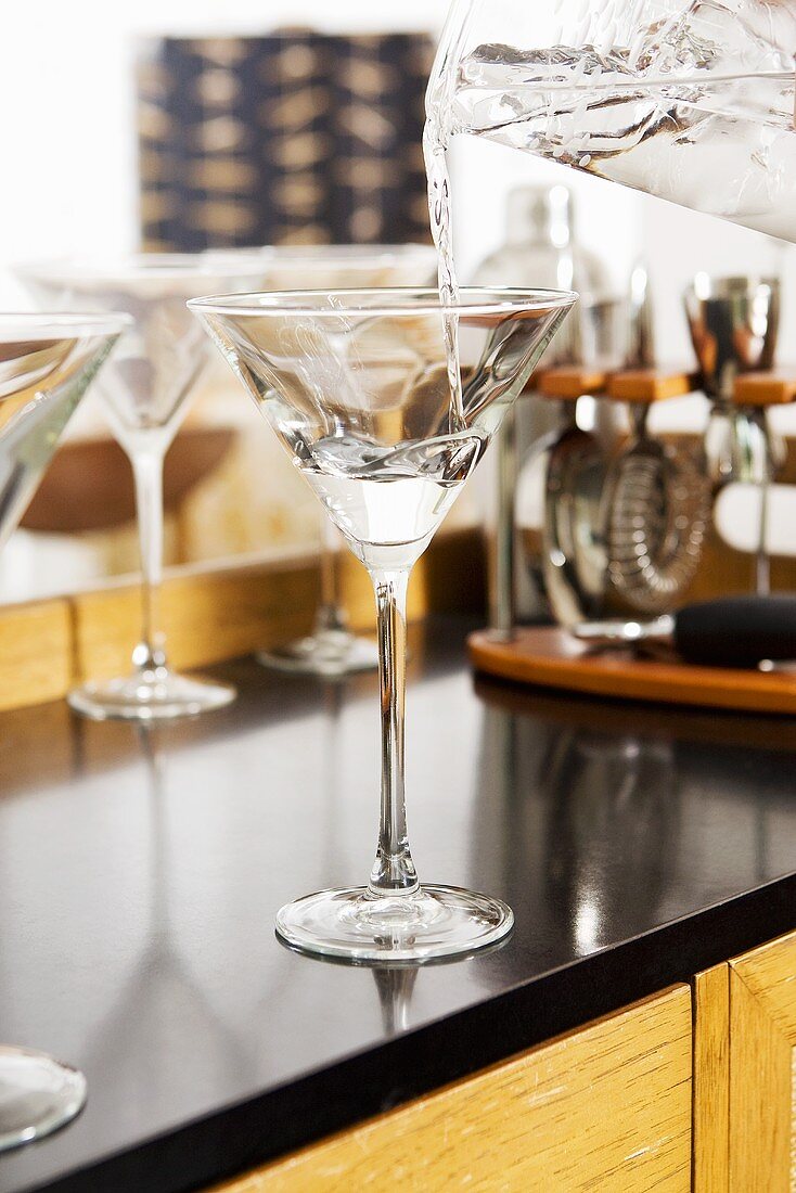 Martini in ein Glas eingiessen
