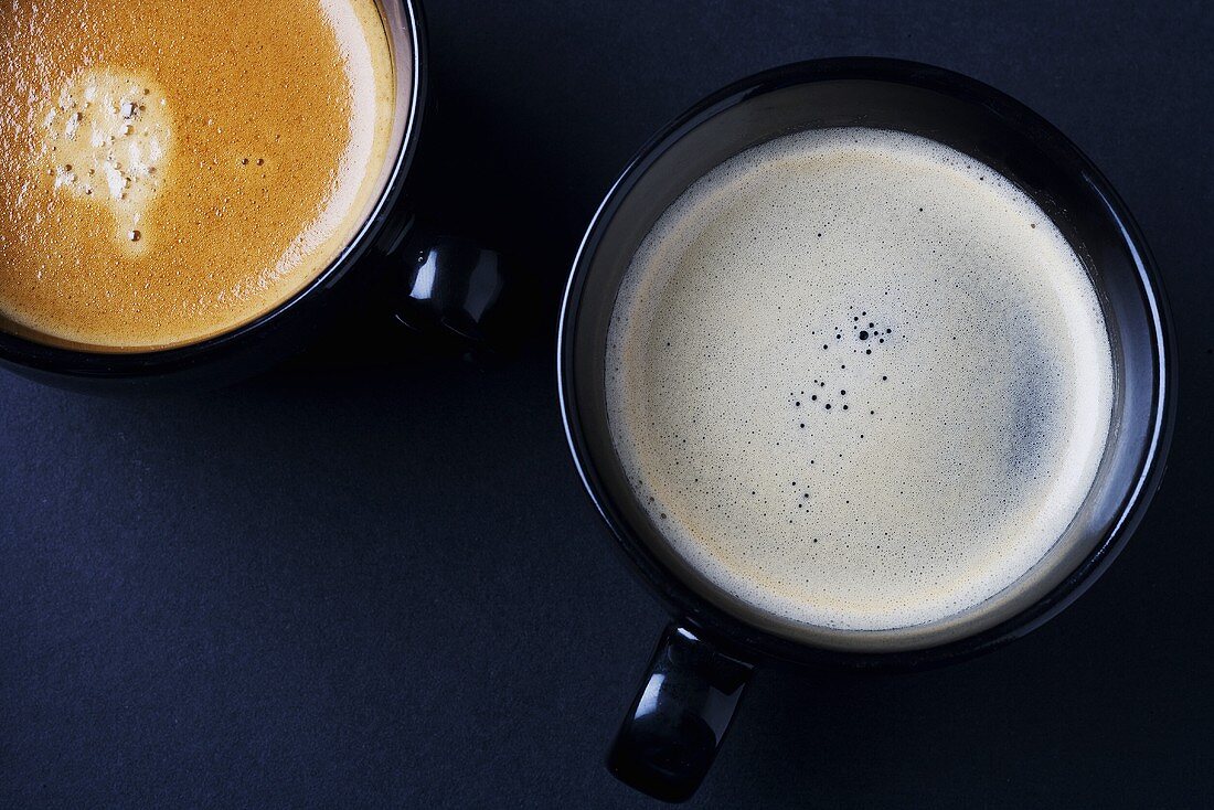 Kaffee und Espresso in Tassen von oben