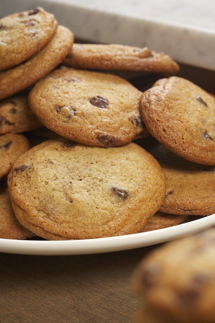 Viele Chocolatechip Cookies auf Teller