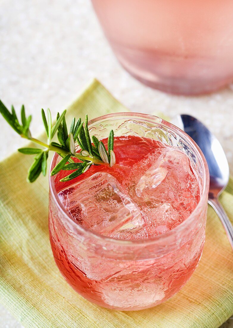 Cranberry Cocktail mit Rosmarinzweig