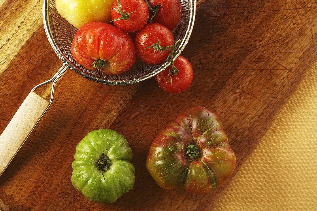 Frisch gewaschene Heirloom Tomaten mit Sieb