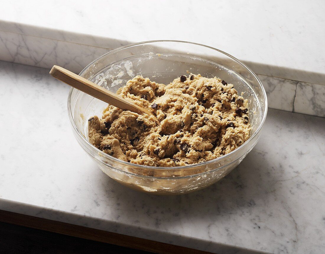 Teig für Chocolatechip Cookies in Rührschüssel