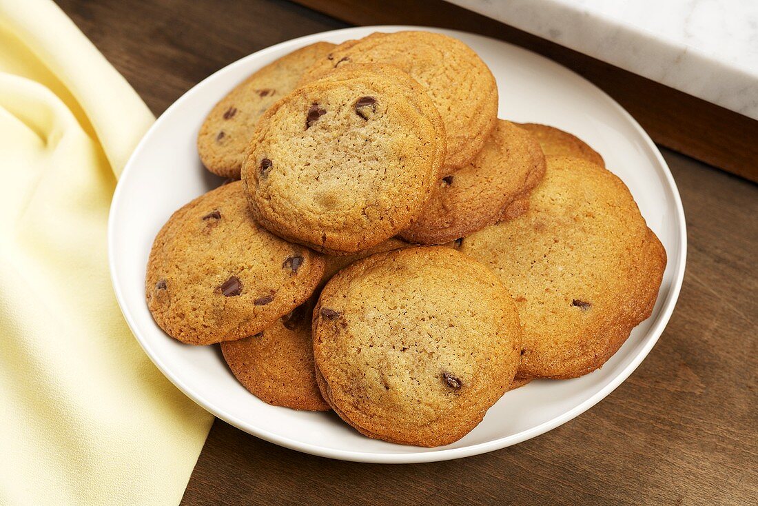 Mehrere Chocolatechip Cookies auf Teller