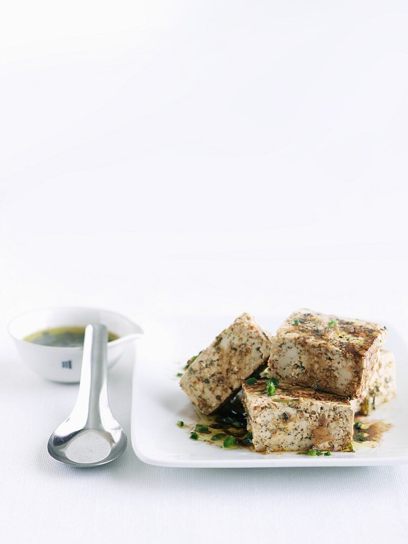 Tofu mit würzigem Dressing