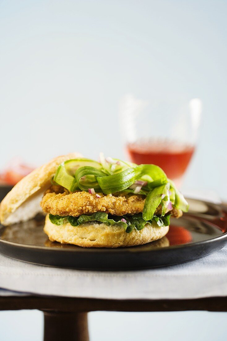 Biscuit mit paniertem Hähnchen