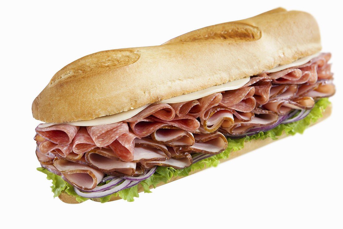 Sub-Sandwich mit Salami, Schinken und Käse