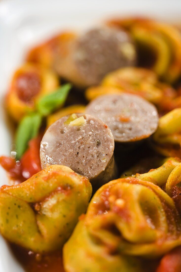 Geschnittene Bratwurst auf Tortellini