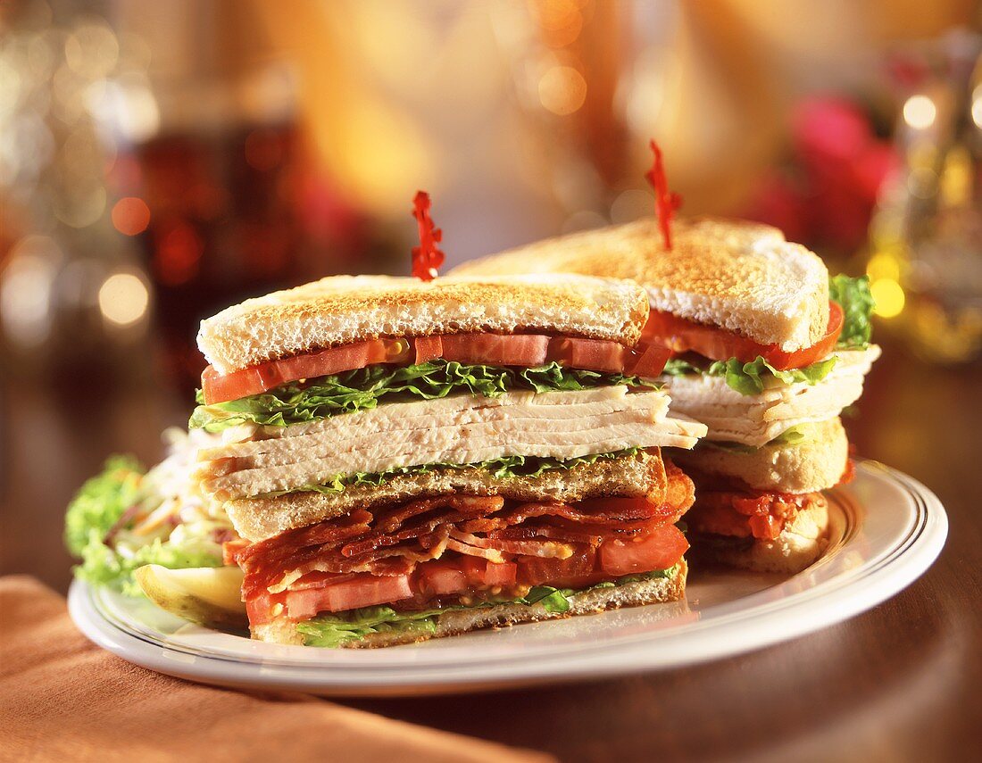 Clubsandwich mit Pute, Bacon und Salatblatt