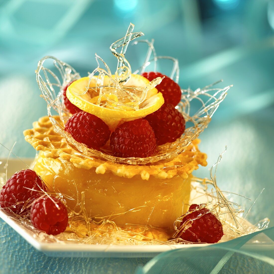 Pizzelle mit Lemon Curd, Himbeeren und Zuckerfäden