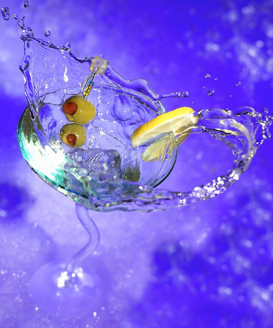 Wodka Martini spritzt aus dem Glas