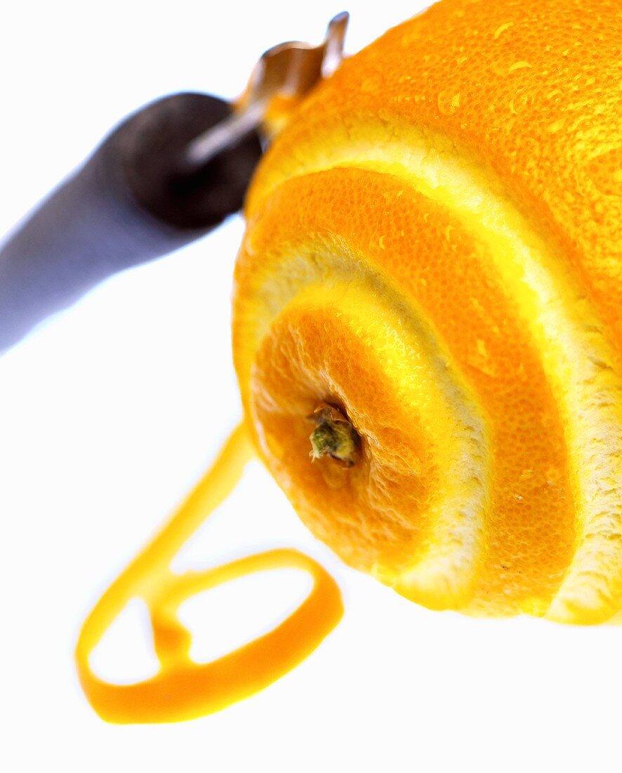 Orangenzesten herausschneiden