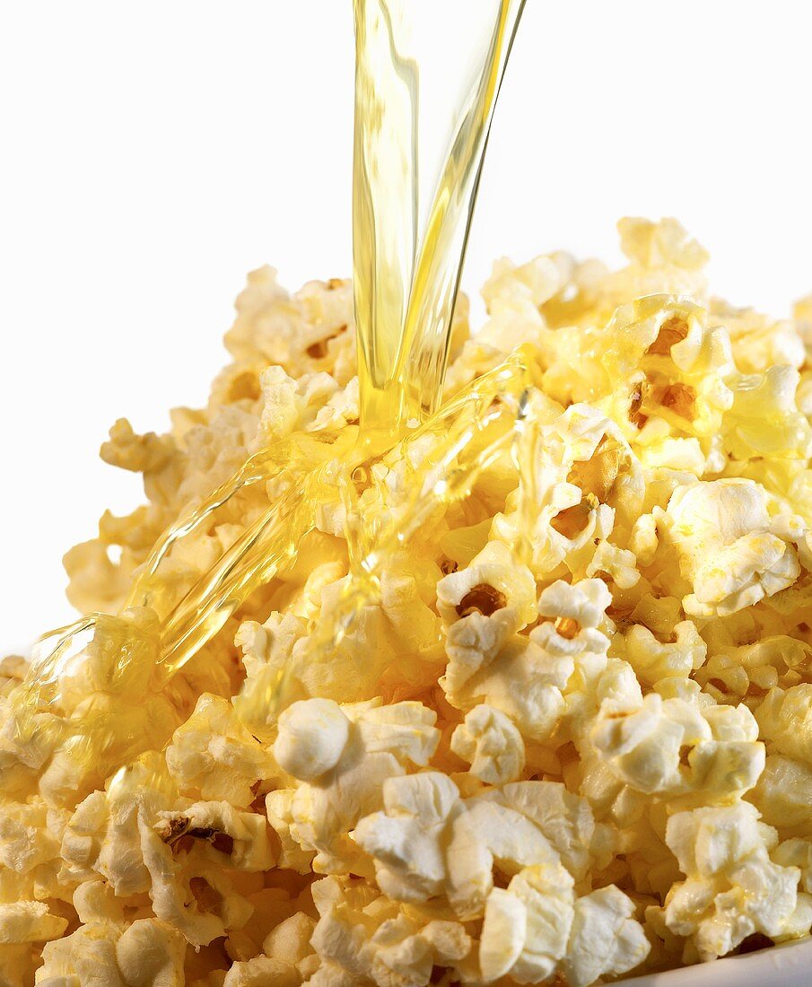 Popcorn mit flüssiger Butter begiessen