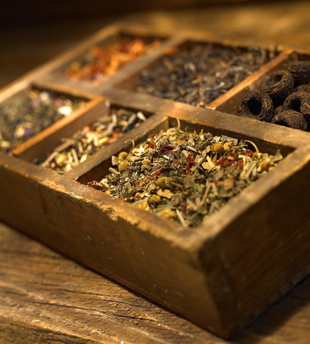 Verschiedene Teesorten in Holzkiste