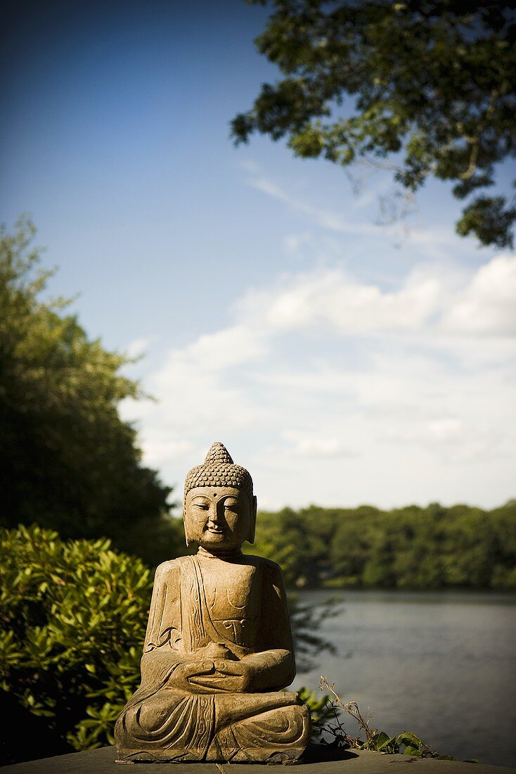 Buddhastatue am See