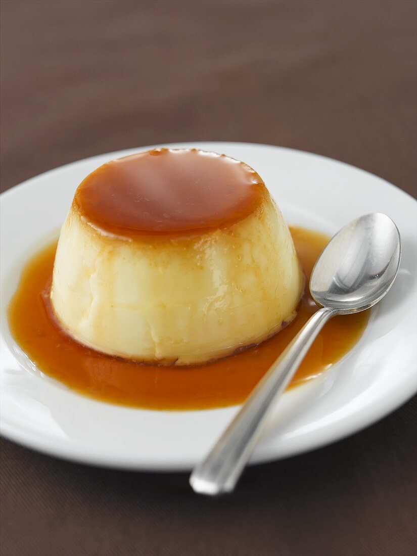 Kokosflan mit Karamellsauce