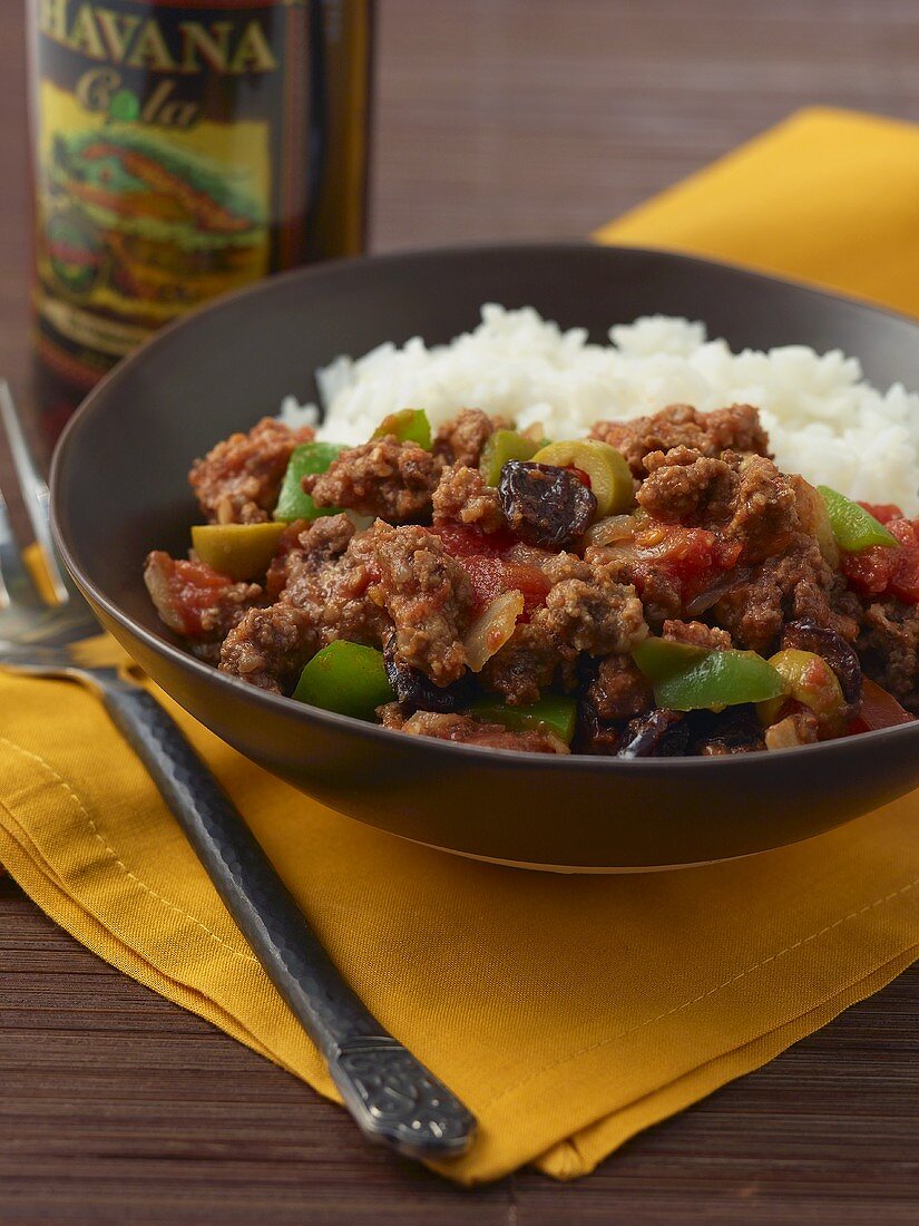 Kubanisches Hackfleisch mit Gemüse und Reis (Picadillo)