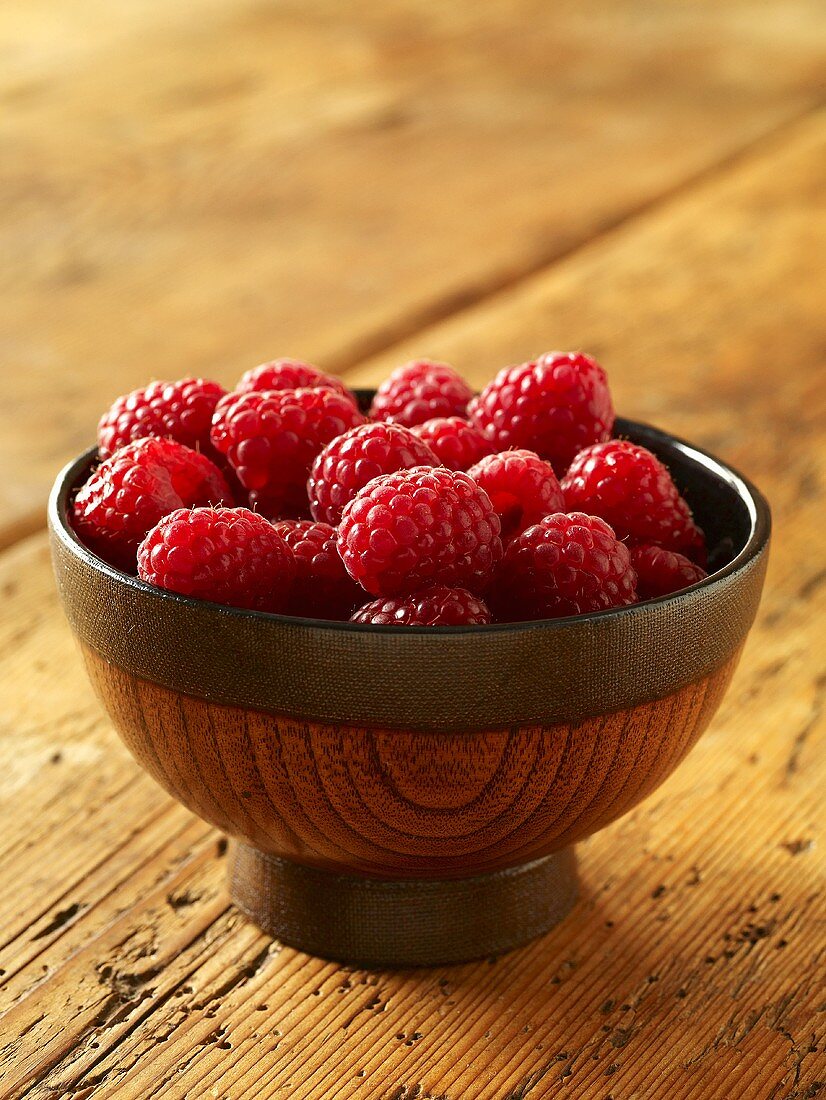 Holzschälchen mit Himbeeren