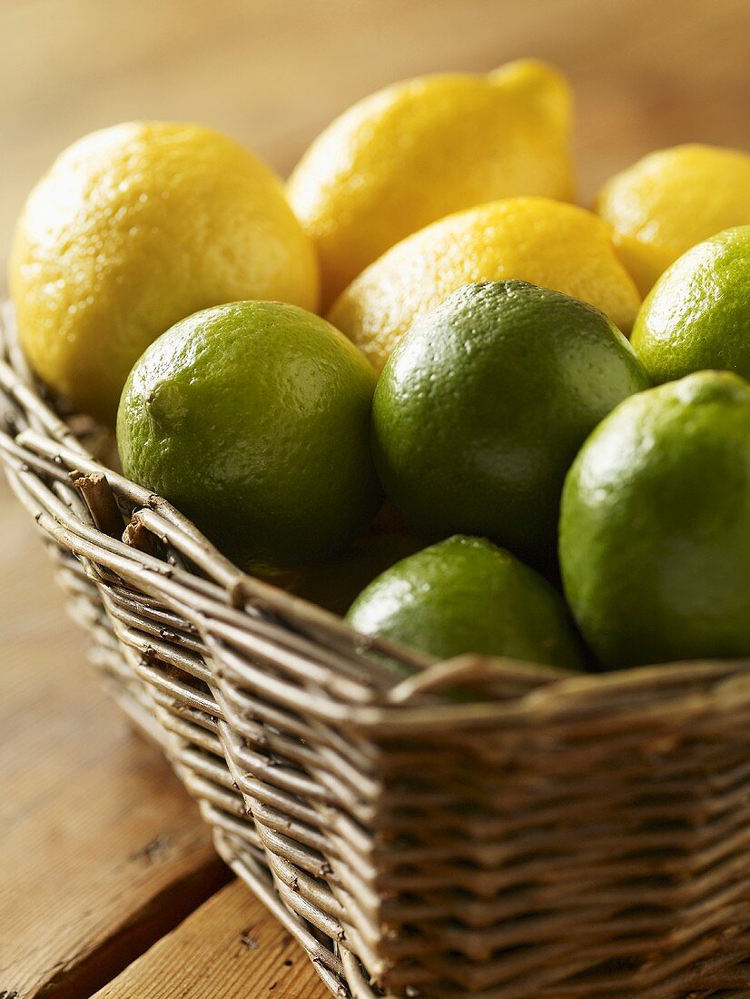 Zitronen und Limetten im Korb
