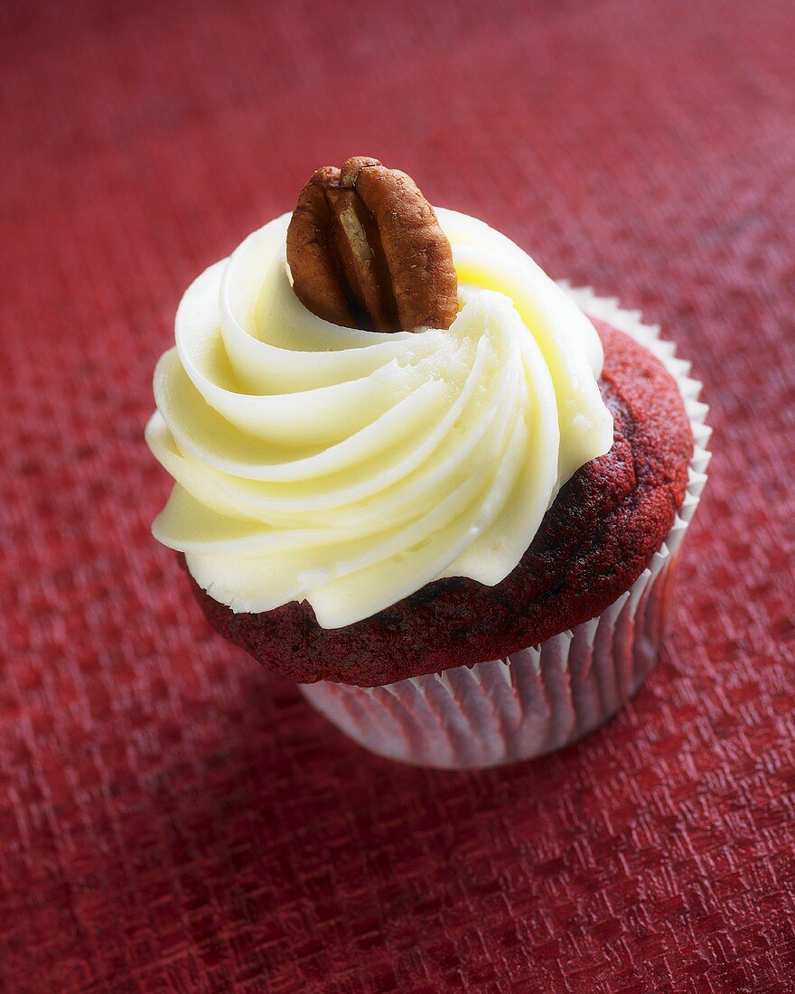 Red Velvet Cupcake mit Frischkäsecreme und Pecannuss