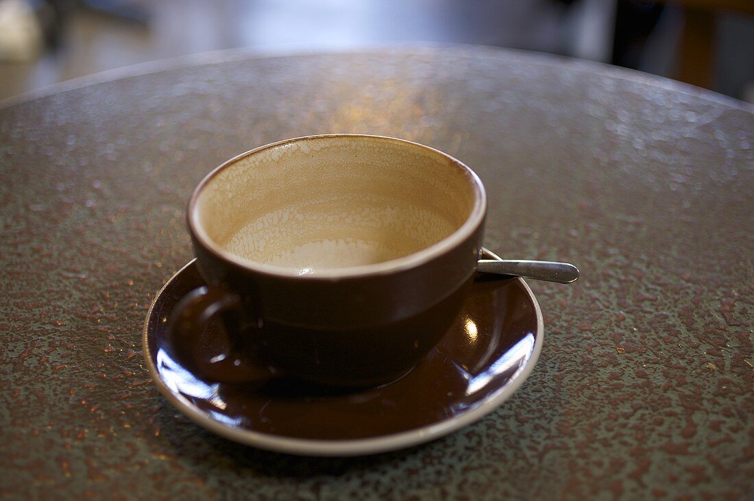 Ausgetrunkene Kaffeetasse auf Kaffeehaustisch