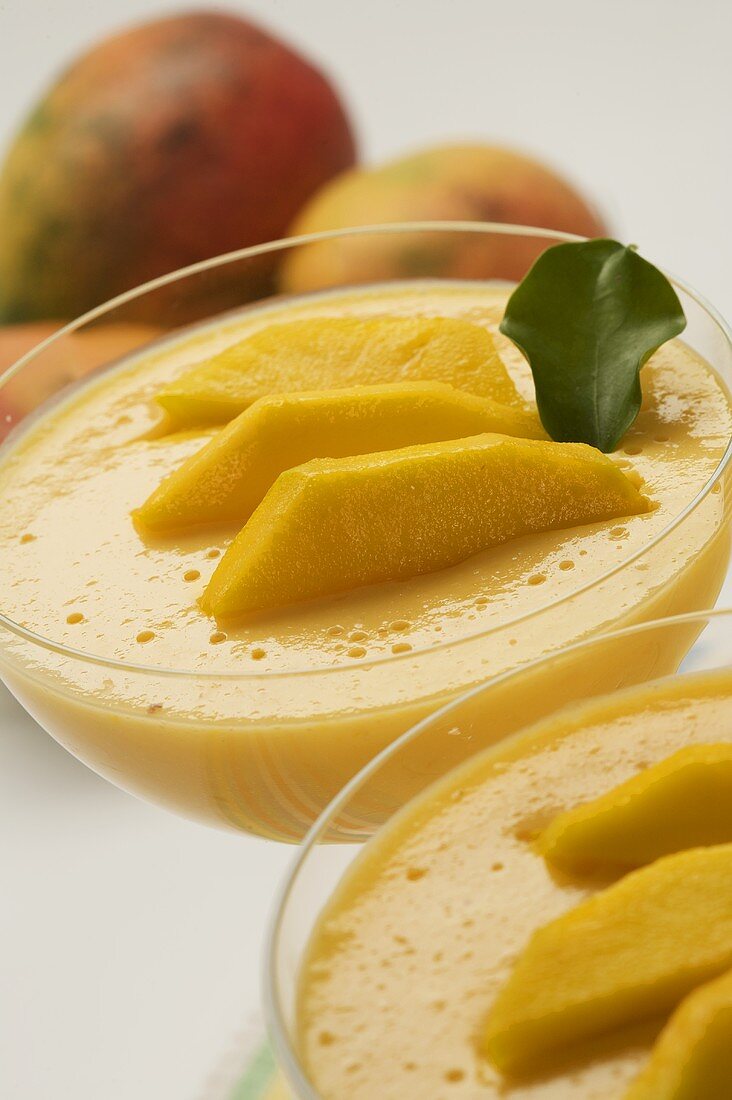 Mangopudding mit frischen Mangospalten in Dessertgläsern