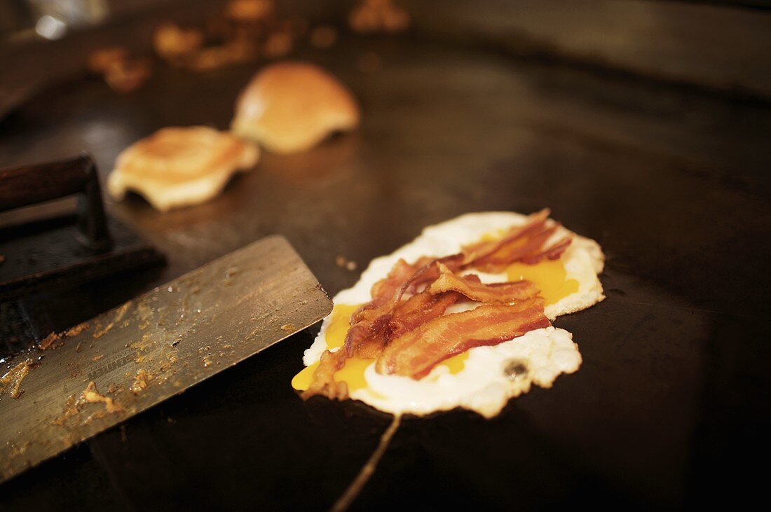 Spiegelei mit Bacon auf Kochplatte im Restaurant